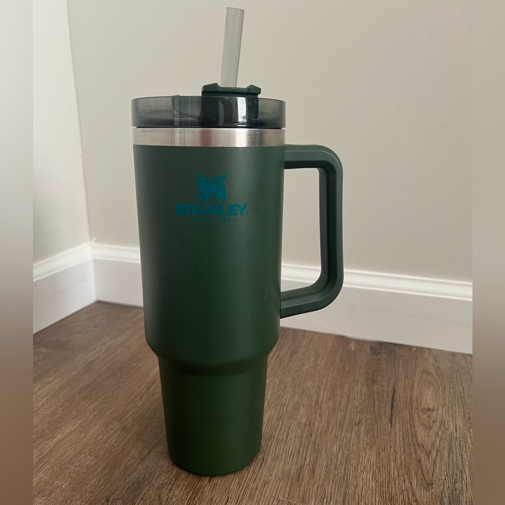 Stanley 40oz quencher in Spirulina dark green